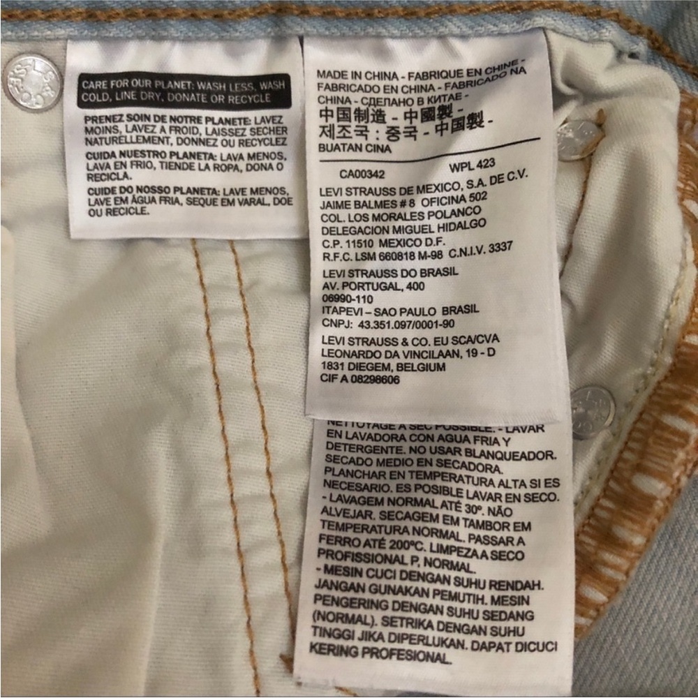 Levi’s High Rise Patch Distressed Shorts - Picture 4 of 6